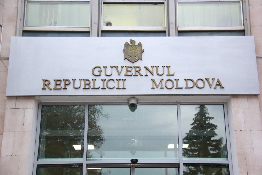 Un bărbat beat a aruncat cu pietre în ușa Guvernului: Ce pedeapsă riscă